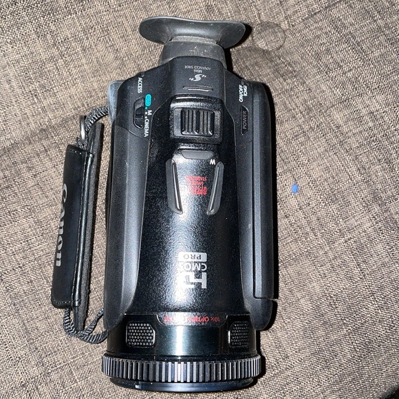 Canon VIXIA HF G20 Camcorder with 10x HD Video Lens (30.4mm-304mm) - Picture 10 of 12